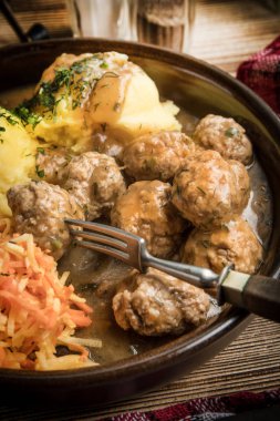 İsveç köftesi dereotu soslu patates püresi ve havuç salatası ile servis.