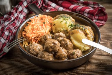 İsveç köftesi dereotu soslu patates püresi ve havuç salatası ile servis.