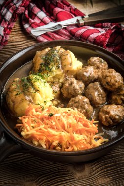 İsveç köftesi dereotu soslu patates püresi ve havuç salatası ile servis.