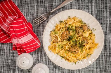 Domuz eti köfte ve dereotu soslu tagliatelle makarna. Seçici odak.