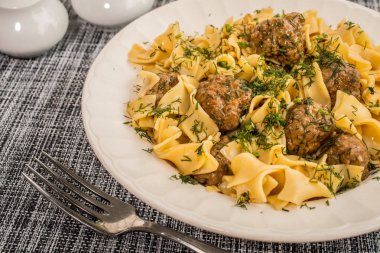 Domuz eti köfte ve dereotu soslu tagliatelle makarna. Seçici odak.