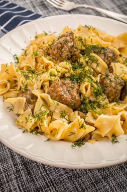 Domuz eti köfte ve dereotu soslu tagliatelle makarna. Seçici odak.