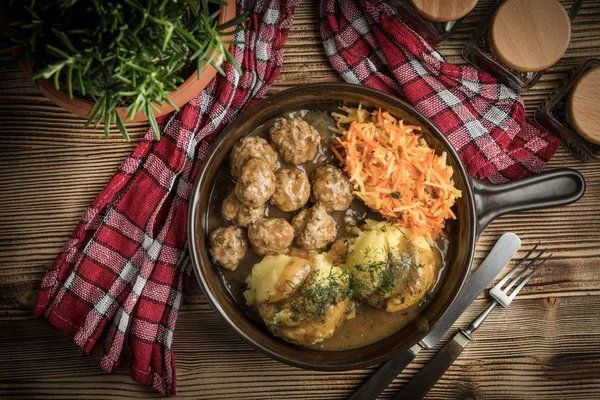 İsveç köftesi dereotu soslu patates püresi ve havuç salatası ile servis. Üstten Görünüm.