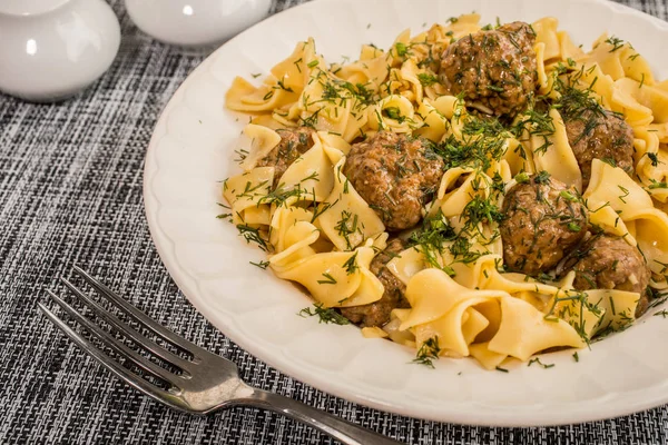 Domuz eti köfte ve dereotu soslu tagliatelle makarna. Seçici odak.