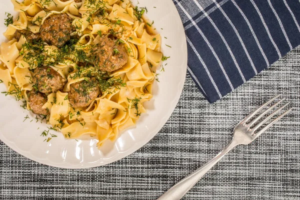 Domuz eti köfte ve Dereotu soslu tagliatelle makarna. Üstten görünüm.