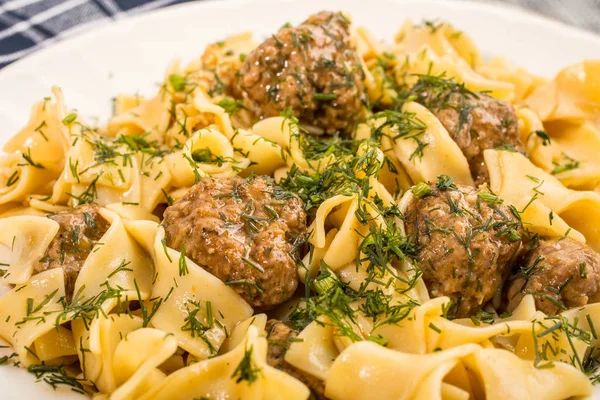 Domuz eti köfte ve dereotu soslu tagliatelle makarna. Seçici odak.