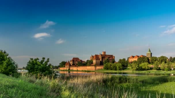 Timelapse Widok Średniowieczny Zamek Malborku Odbicia Rzece — Wideo stockowe