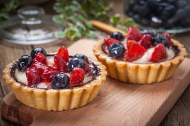 Çilek ve yaban mersini ile taze ev yapımı meyve tart. Seçici odak.