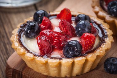 Çilek ve yaban mersini ile taze ev yapımı meyve tart. Seçici odak.