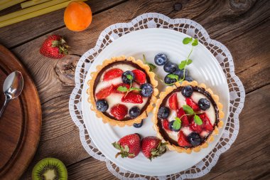 Çilek ve yaban mersini ile taze ev yapımı meyve tart. Seçici odak. Üstten Görünüm.