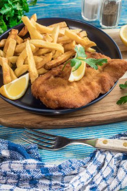 Tabağında patates kızartması olan kızarmış morina balığı..