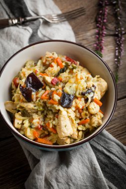 Sebze, kızarmış tavuk parçaları ve mantarlı risotto. Seçici odak.