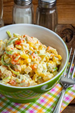 Patates, mısır, havuç, yumurta ve mayonezli salata. Sığ alan derinliği.