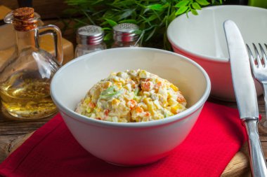 Patates, mısır, havuç, yumurta ve mayonezli salata. Sığ alan derinliği.