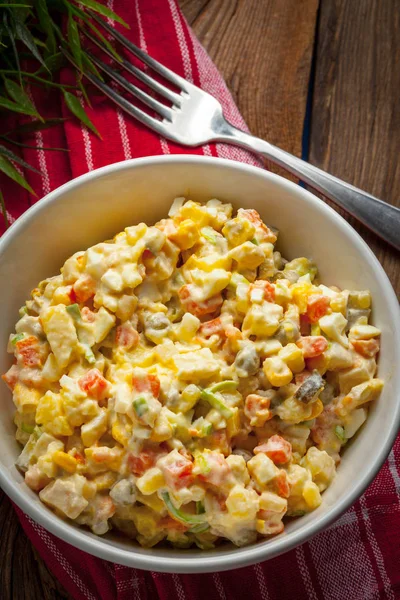 Ensalada Con Papa Maíz Zanahoria Huevos Mayonesa Sobre Mesa Madera — Foto de Stock