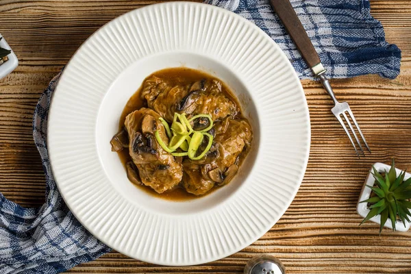 Feuilles Chou Farcies Avec Viande Hachée Riz Sauce Aux Champignons — Photo