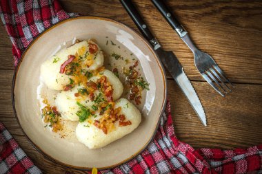 Patates köfte kıyma ahşap tablo ile doldurulmuş. Üstten Görünüm.
