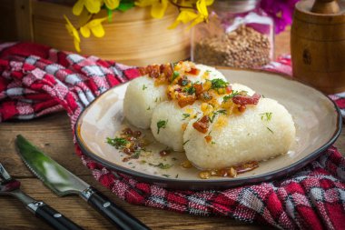 Tahta masaya kıymalı patates köftesi doldurulmuş.. 