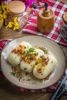 Tahta masaya kıymalı patates köftesi doldurulmuş.. 