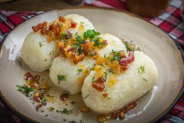 Tahta masaya kıymalı patates köftesi doldurulmuş.. 
