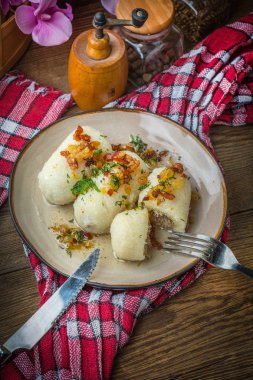 Tahta masaya kıymalı patates köftesi doldurulmuş.. 
