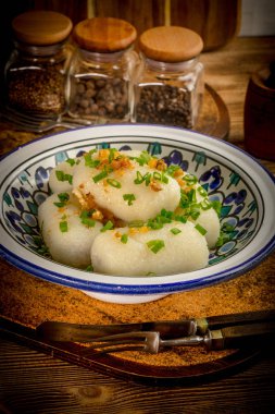 Tahta masaya kıymalı patates köftesi doldurulmuş..