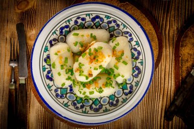 Tahta masaya kıymalı patates köftesi doldurulmuş..