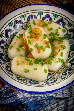 Tahta masaya kıymalı patates köftesi doldurulmuş..