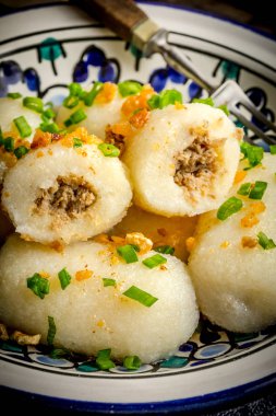 Tahta masaya kıymalı patates köftesi doldurulmuş..