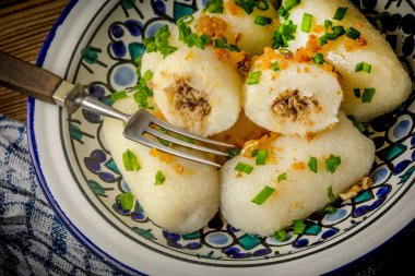 Tahta masaya kıymalı patates köftesi doldurulmuş..