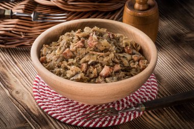 Bigos - etli lahana, kurutulmuş mantar ve füme sosis. Geleneksel Polonya mutfağı..