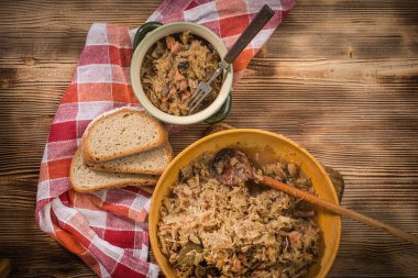 Bigos - etli lahana, kurutulmuş mantar ve füme sosis. Geleneksel Polonya mutfağı..