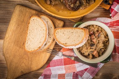 Bigos - etli lahana, kurutulmuş mantar ve füme sosis. Geleneksel Polonya mutfağı..