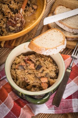 Bigos - etli lahana, kurutulmuş mantar ve füme sosis. Geleneksel Polonya mutfağı..