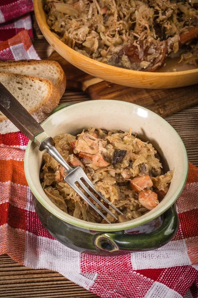 Bigos 肉と煮込みキャベツ 乾燥キノコとスモークソーセージ 伝統的な研磨料理 — ストック写真