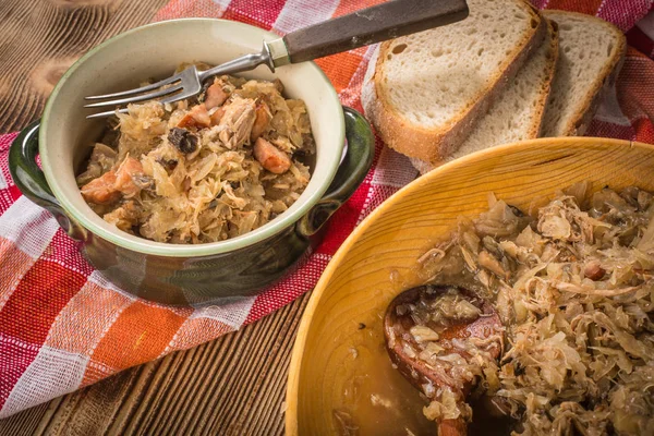 Bigos 肉と煮込みキャベツ 乾燥キノコとスモークソーセージ 伝統的な研磨料理 — ストック写真