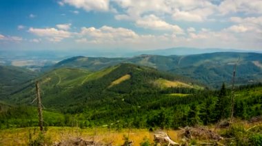 Zaman aralıklı çekim - bulutlar Beskid dağlar üzerinde. Batı Karpatlar, Polonya.