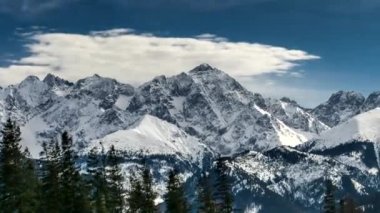 4 k timelapse: kar maskeli Lehçe ve Slovak Tatra Dağları doruklarına.