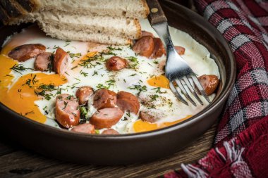 Yumurta tavaya doğranmış sosis ile pişmiş lezzetli.