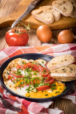 Tahta masada domatesli ev yapımı kızarmış yumurta..