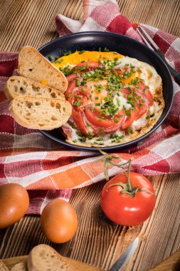 Tahta masada domatesli ev yapımı kızarmış yumurta..