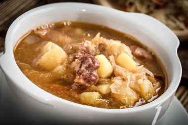 Geleneksel Rus ekşi lahana çorbası.