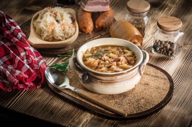 Geleneksel Rus ekşi lahana çorbası.