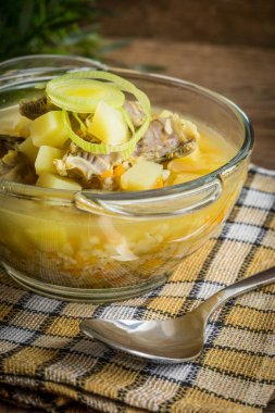 Geleneksel çorba, arpa ve tavuk var. 