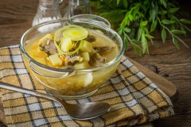 Geleneksel çorba, arpa ve tavuk var. 