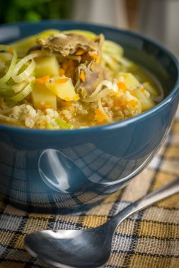 Geleneksel çorba, arpa ve tavuk var. 