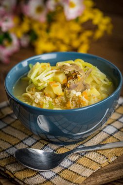 Geleneksel çorba, arpa ve tavuk var. 