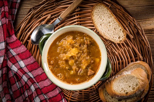 Traditionele Russische Zure Koolsoep Rieten Servet Bovenaanzicht — Stockfoto