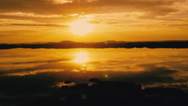 湖でロマンチックな夕日 — ストック動画