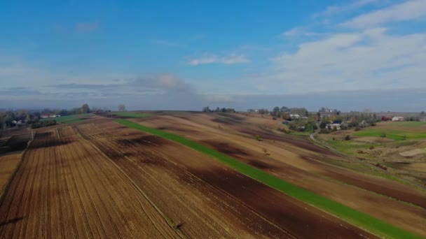 Letu Nad Obdělaná Pole Ohledem Podzimní Slunce — Stock video